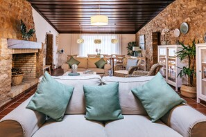 Premium Villa | Living area | 32-inch flat-screen TV with cable channels, TV - Country Village Senses (Lourinha)