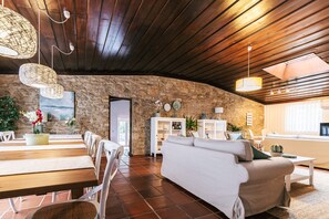 프리미엄 빌라 | 거실 공간 | 케이블 채널 시청이 가능한 32인치 평면 TV, TV