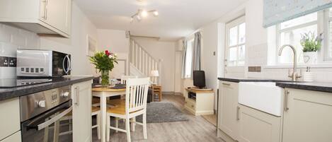 Kylskåp, mikrovågsugn, ugn och spishäll