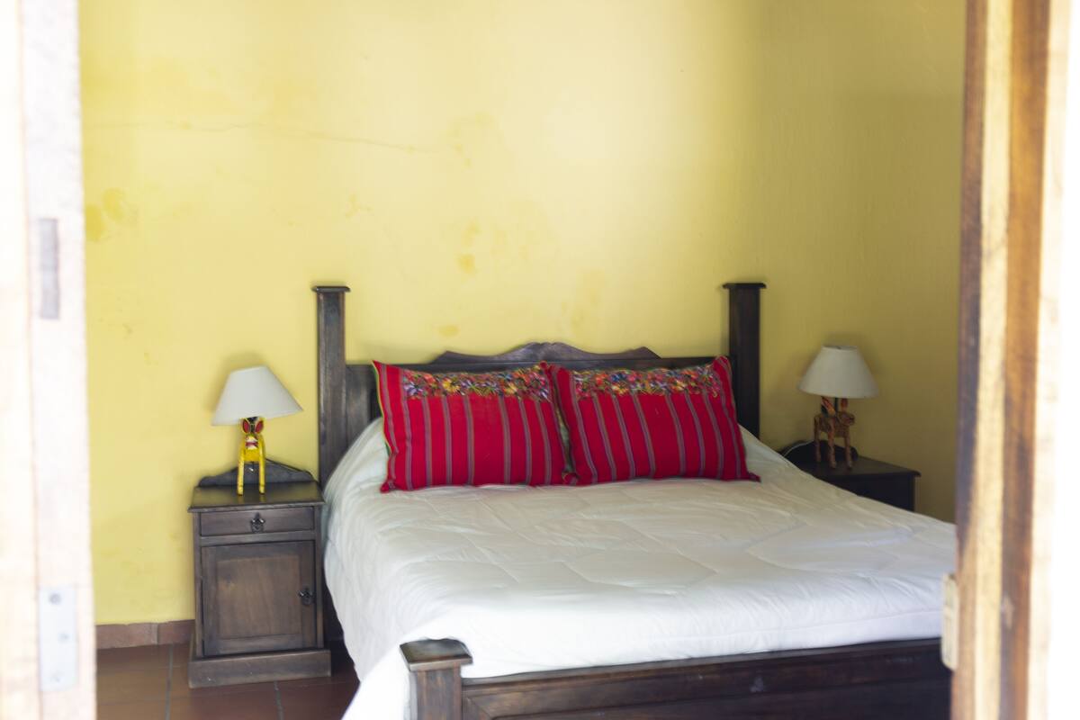 2 | Edredons de pluma, cortinas blackout, Wi-Fi de cortesia, roupa de cama