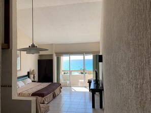 Premium bedding, down duvets, in-room safe, desk - Condominios Solymar (Cancun)