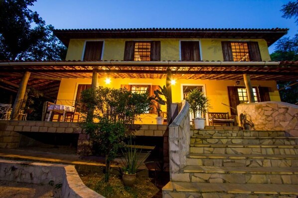 Bagian depan properti - sore/malam