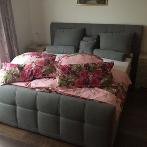 1 quarto, cofres nos quartos, ferros/tábuas de passar roupa