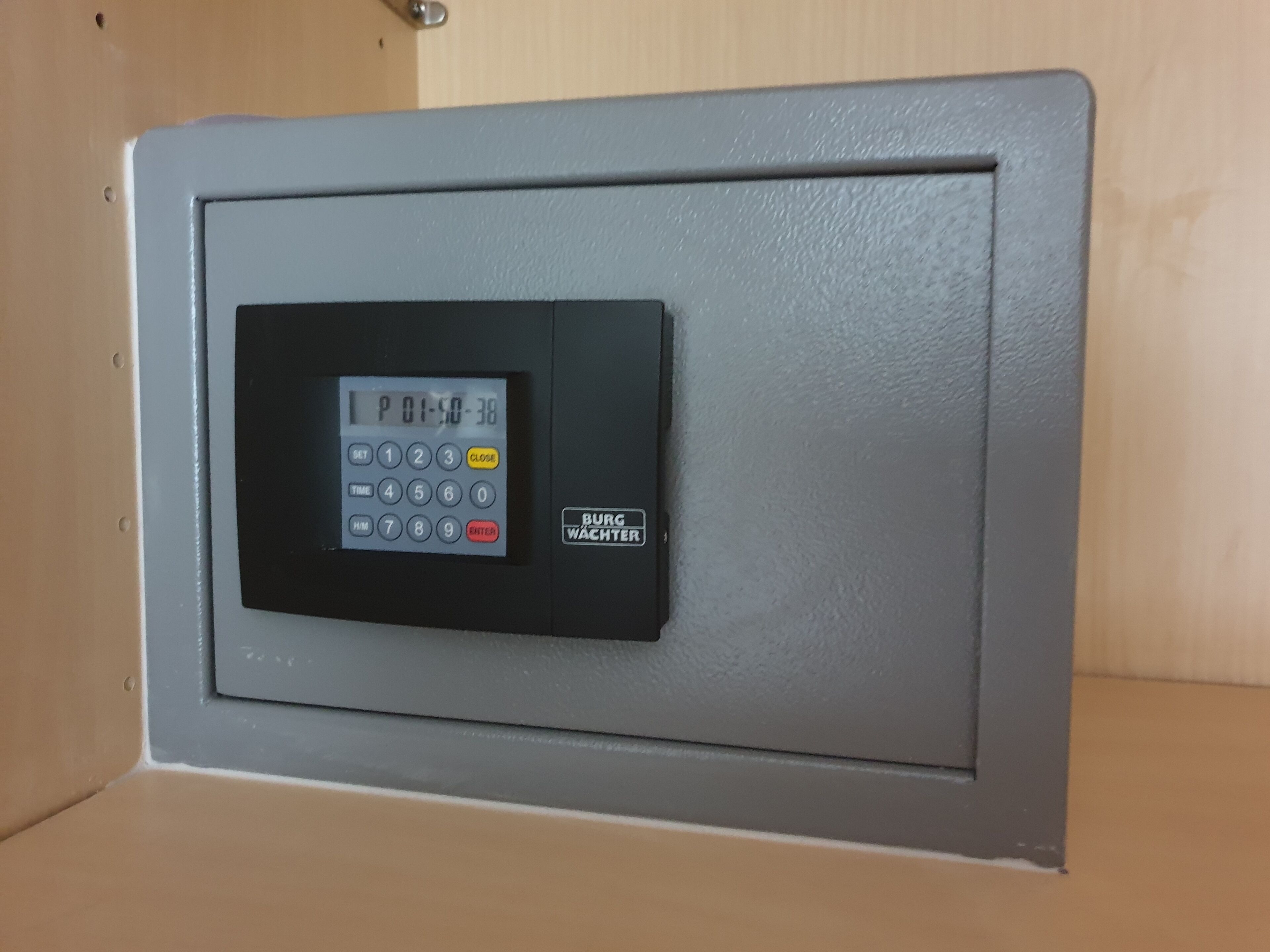 Un teclado de seguridad con pantalla digital, un conjunto de botones y una etiqueta que dice BURG WÄCHTER.