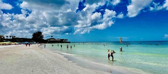 Sand Dollar Studio, King bed, Pool. Daily Rentals, Walk to Beach.