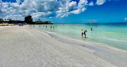 Sand Dollar Studio, King bed, Pool. Daily Rentals, Walk to Beach.