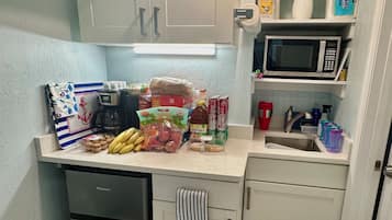 Kühlschrank, Mikrowelle, Wasserkocher mit Kaffee-/Teezubehör, Toaster