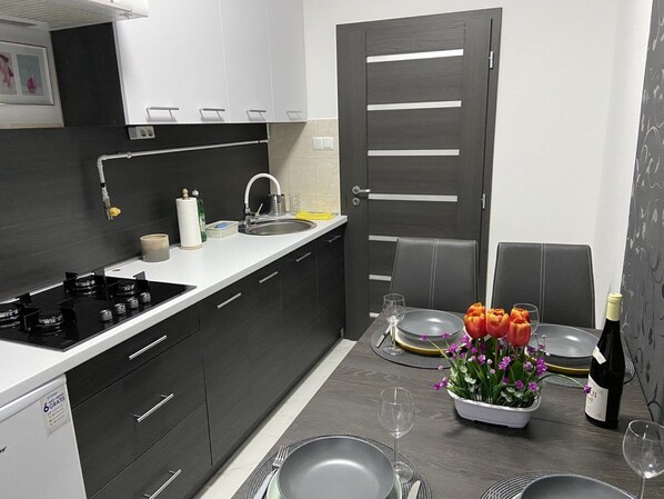 Micro-ondes, cafetière/bouilloire, grille-pain