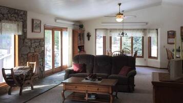 Smart TV, caminetto, lettore DVD, libri