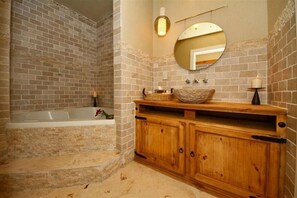 Combined shower/bathtub, jetted bath, hair dryer, towels