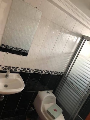 Habitación triple estándar, baño privado | Baño | Regadera, toallas, jabón