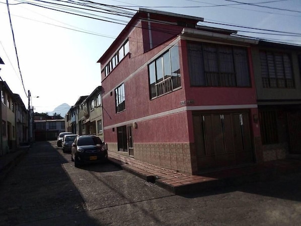 Vista frontal de la propiedad