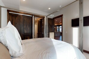 2 bedrooms, free Internet, bed sheets