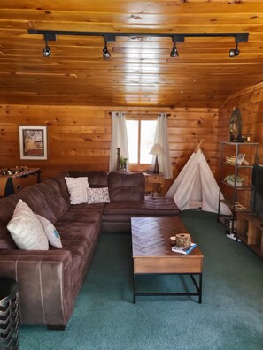 Smart TV, fireplace, foosball, books - Log Home on Water- a True Pocono Mountains Gem!! (East Stroudsburg)