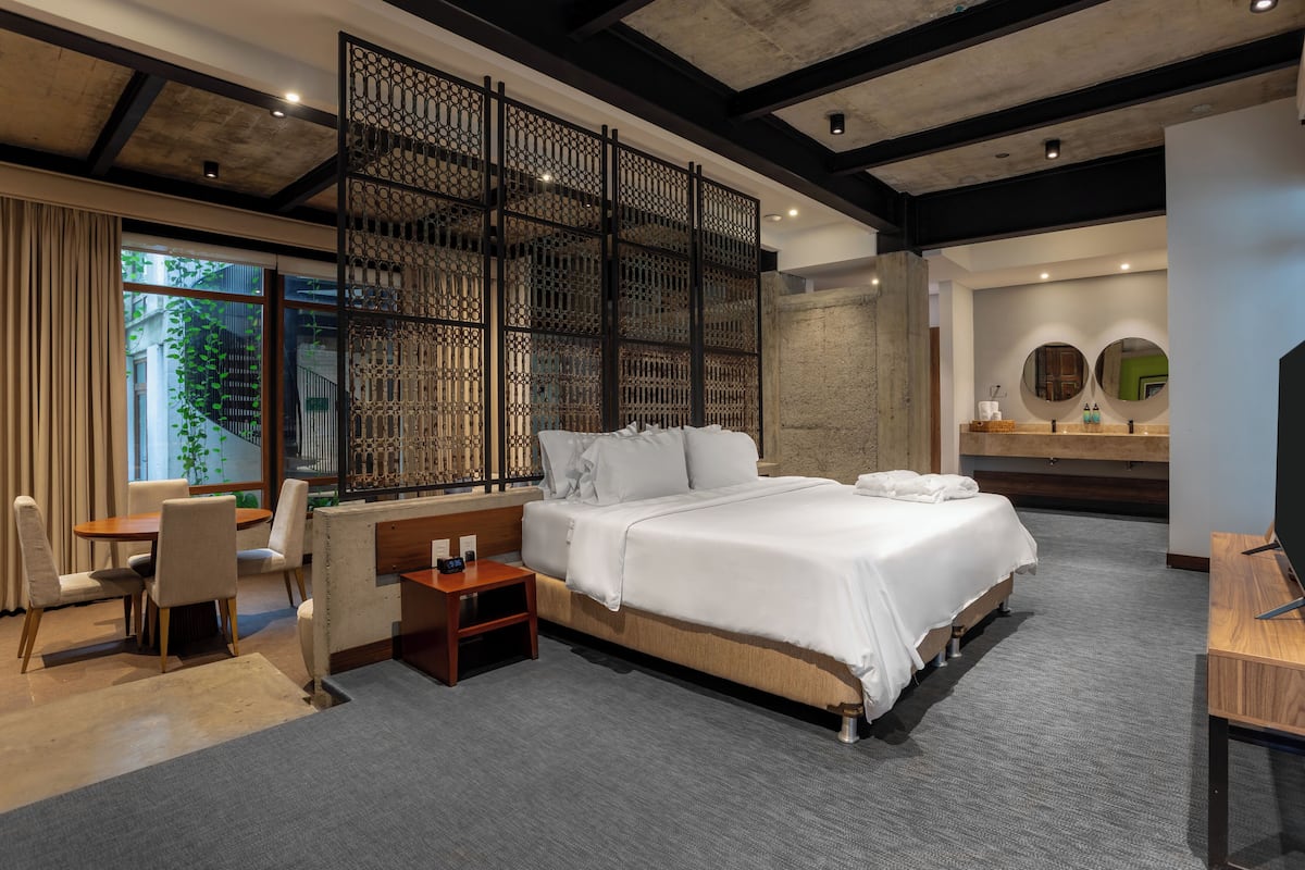 Quarto superior | Roupas de cama premium, edredons de pluma, frigobar, cofres nos quartos