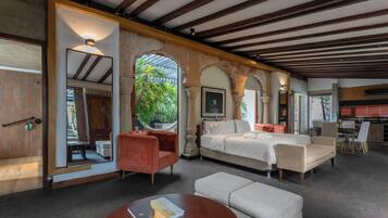 Grand Suite | Bộ đồ giường cao cấp, chăn bông, minibar, két bảo mật tại phòng