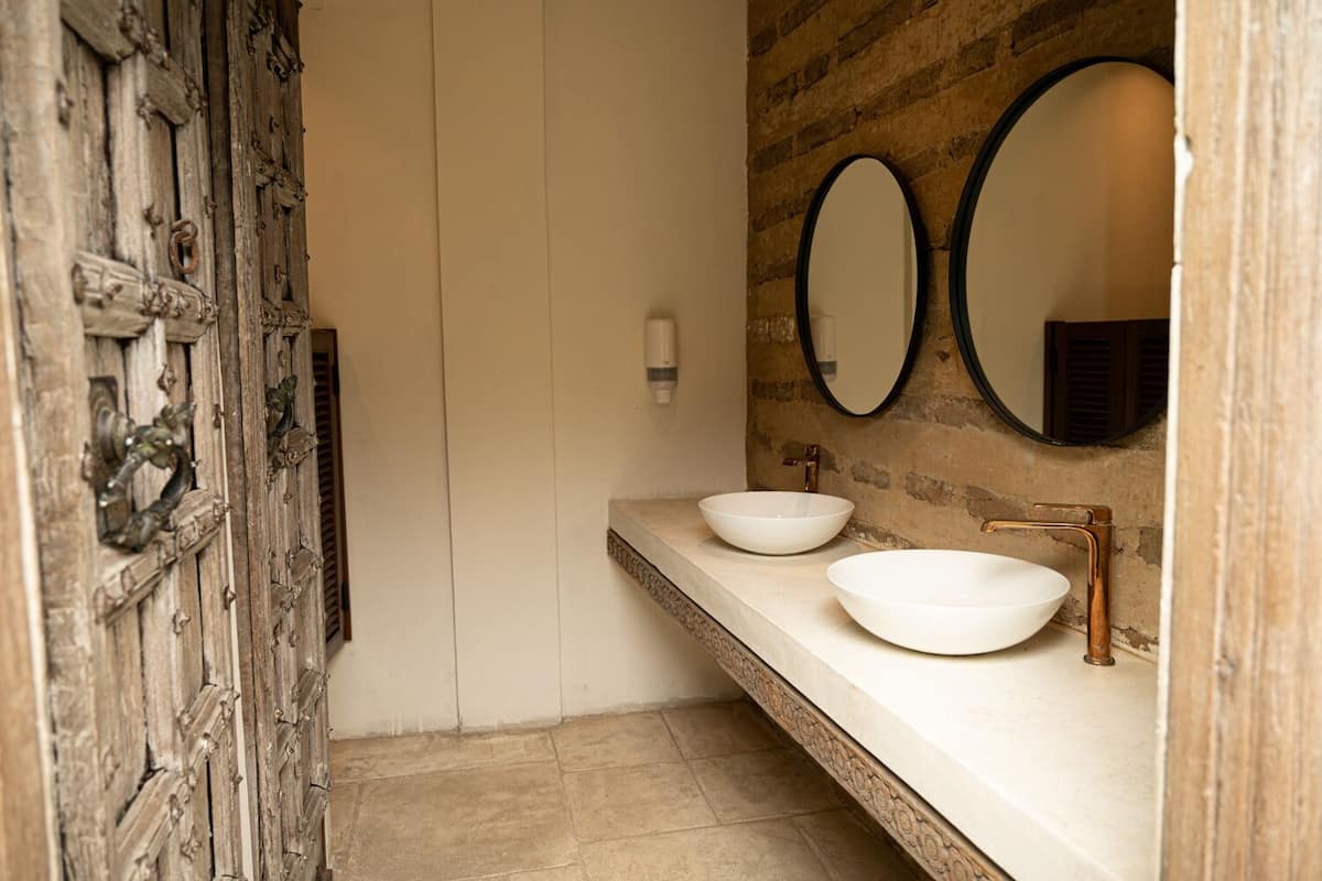 luxury house | bathroom | shower, rainfall showerhead, free toiletries, hair dryer