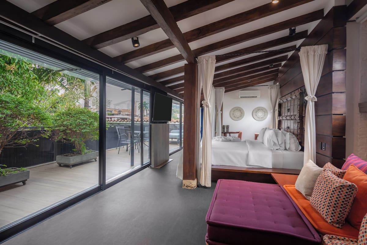 Nispero Suite | Roupas de cama premium, edredons de pluma, frigobar, cofres nos quartos