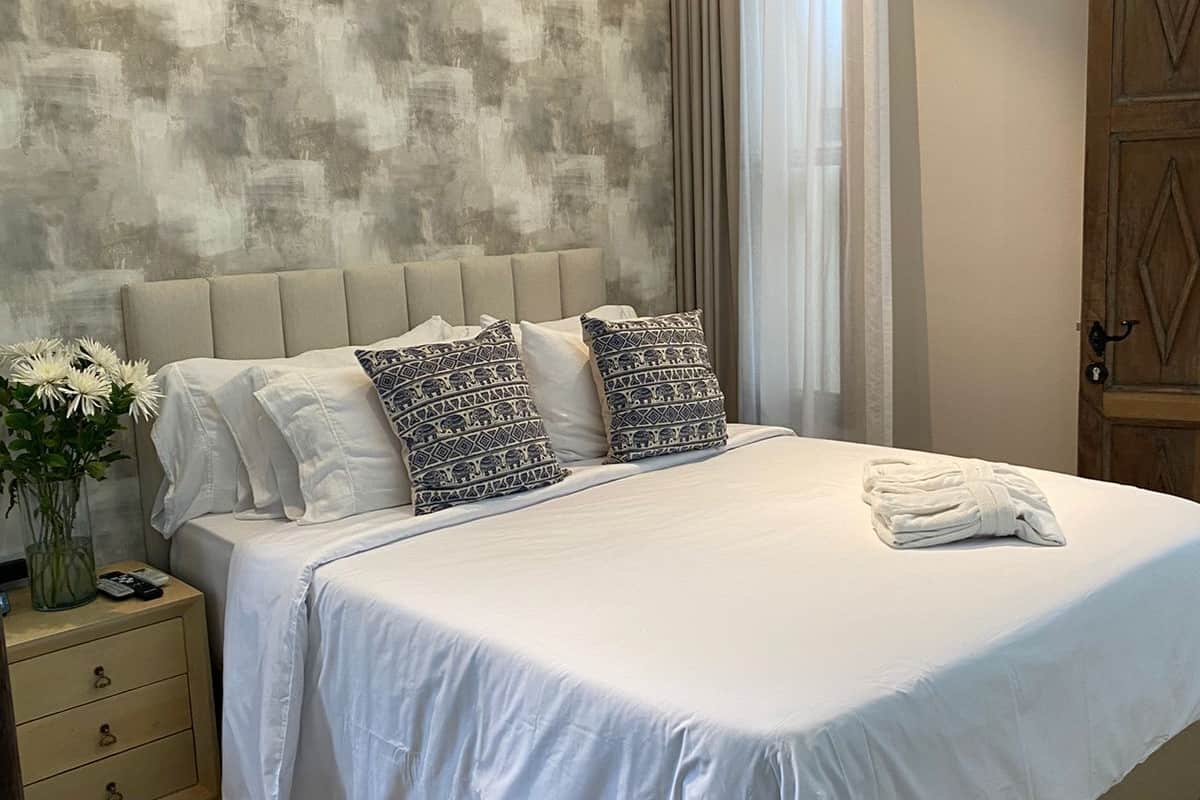 Phòng có thiết kế đặc trưng | Bộ đồ giường cao cấp, chăn bông, minibar, két bảo mật tại phòng