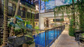 Una piscina al aire libre