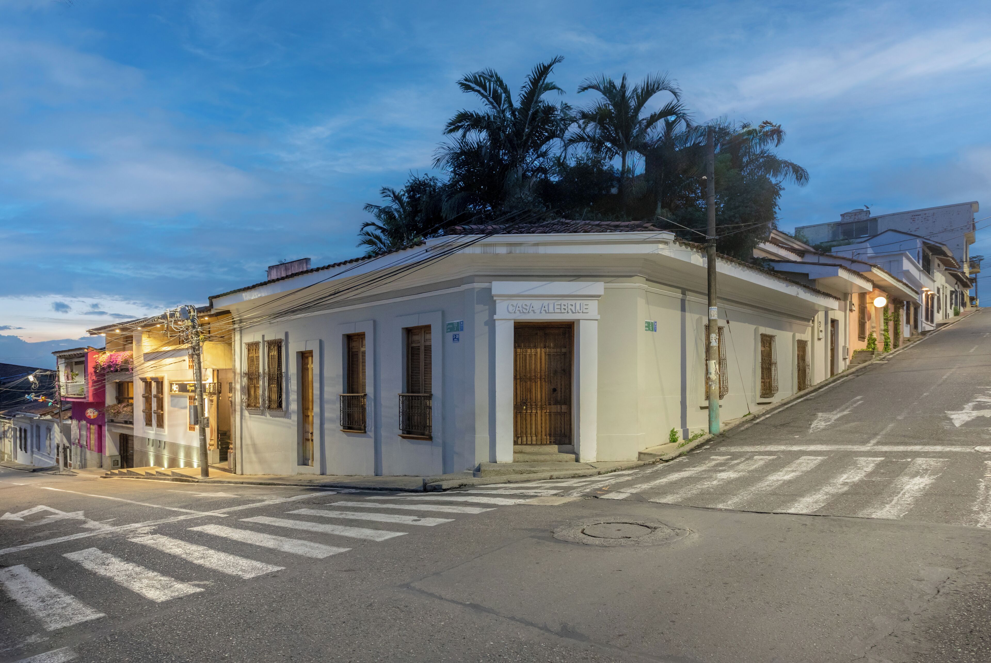 Un edificio con un cartel que dice "CASA ALEBRUNE" en la entrada.