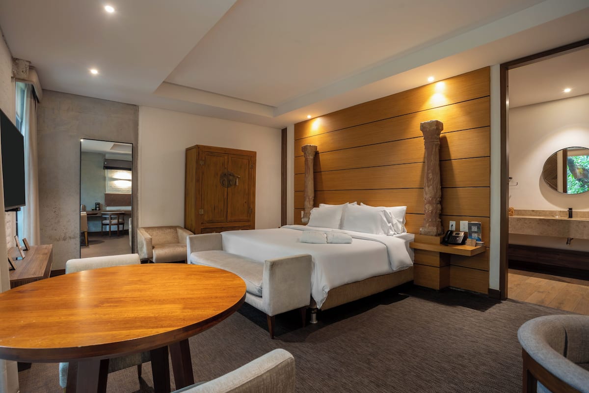 Suite Standard | 高档床上用品、客房内保险箱、办公桌、笔记本电脑工作区