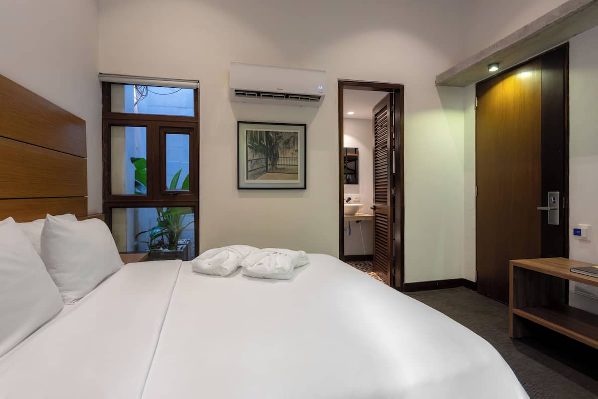 Quarto standard | Roupas de cama premium, edredons de pluma, frigobar, cofres nos quartos