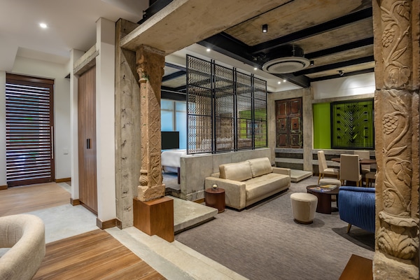 Suite Deluxe | Seprai premium, selimut bulu angsa, minibar, dan brankas