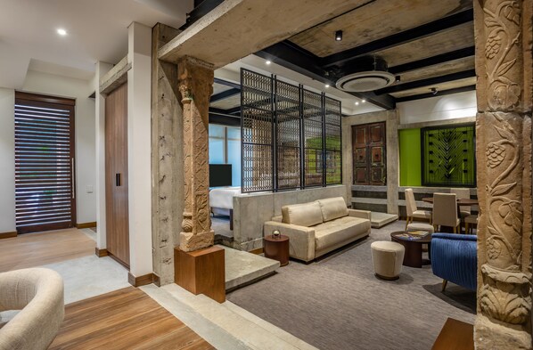 Suite Deluxe | Premium bedding, down duvets, minibar, in-room safe