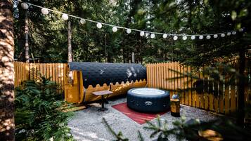Un sauna, una bañera de hidromasaje