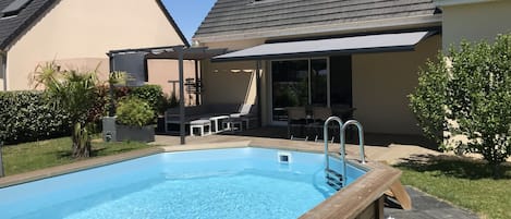 Kauden mukainen ulkouima-allas