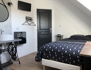 Classic Double Room | Individually decorated, individually furnished, free WiFi, bed sheets - Chambres à 5mn du circuit 24h du Mans (Spay)