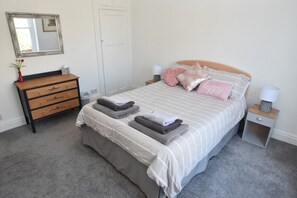 2 habitaciones, tabla de planchar con plancha y cuna de viaje 