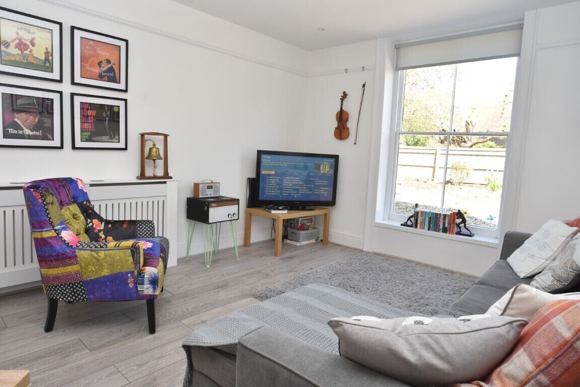 Smart TV, books, stereo