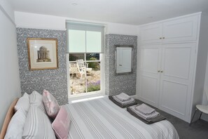 2 slaapkamers, een strijkplank/strijkijzer, reisbedje, gratis wifi