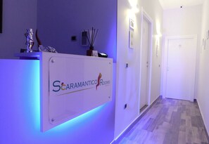 Reception - Scaramantico Rooms (Naples)
