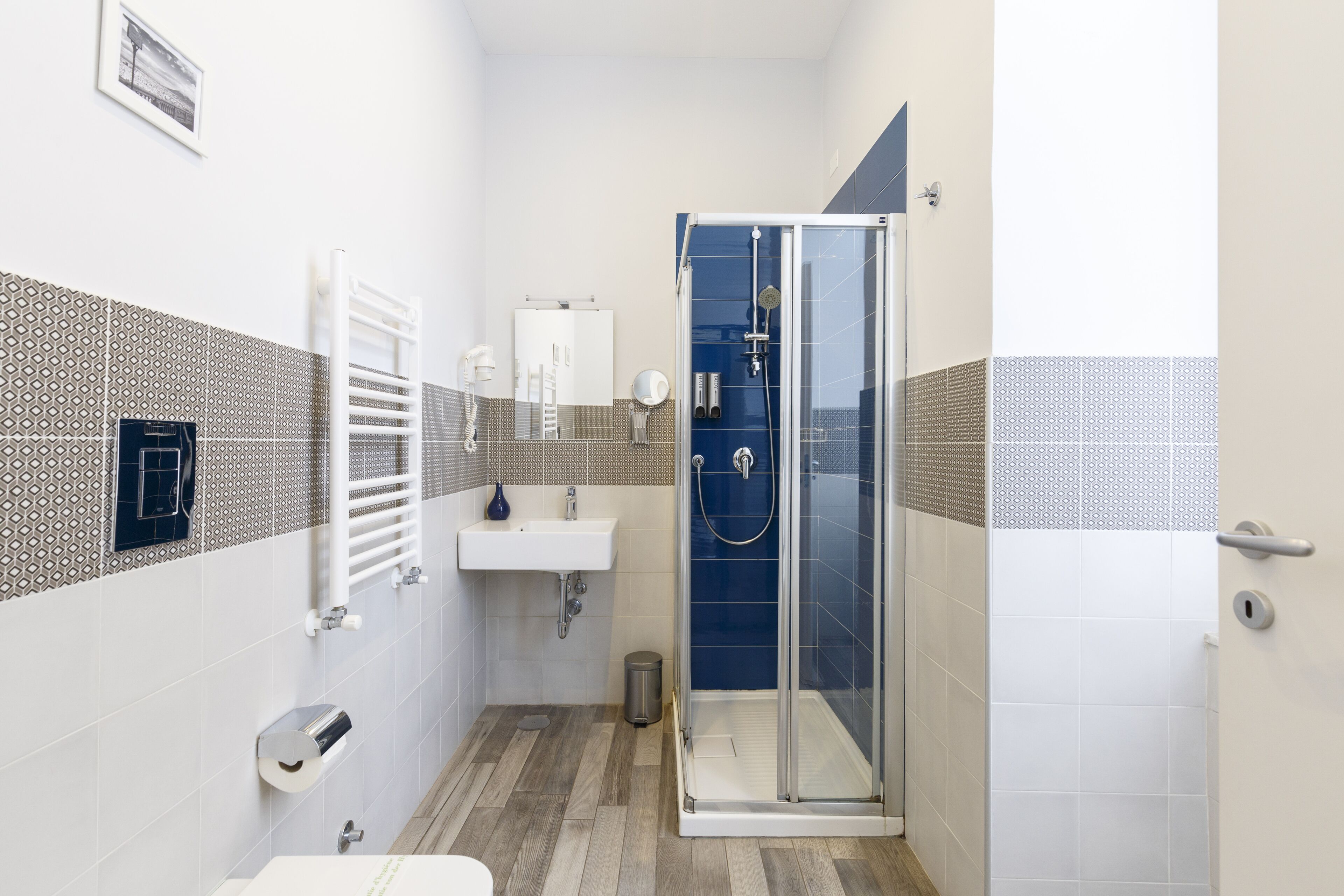 Kamar Double Standar (Spade) | Kamar mandi | Shower, pengering rambut, sandal, dan kloset