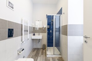 Chambre Standard double (Spade) | Salle de bain | Douche, séchoir à cheveux, pantoufles, bidet