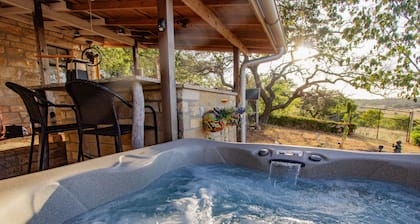 Private Hilltop Farmhouse in Wine Country with Llama, Jacuzzi & Amazing Views