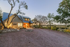 Exterior - Private Hilltop Farmhouse Incredible Views, Petting Zoo Animals & Hot Tub (Fredericksburg)
