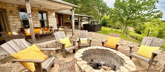 Private Hilltop Farmhouse Incredible Views, Petting Zoo Animals & Hot Tub