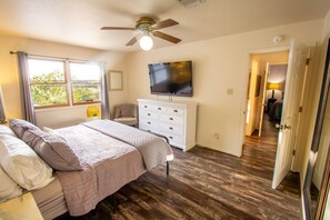 5 habitaciones, escritorio y tabla de planchar con plancha