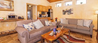 Private Hilltop Farmhouse Incredible Views, Petting Zoo Animals & Hot Tub