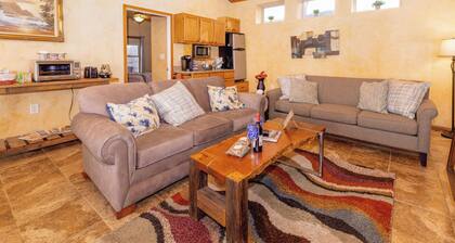 Private Hilltop Farmhouse Incredible Views, Petting Zoo Animals & Hot Tub