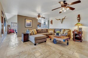 スマートテレビ、暖炉、DVD プレーヤー