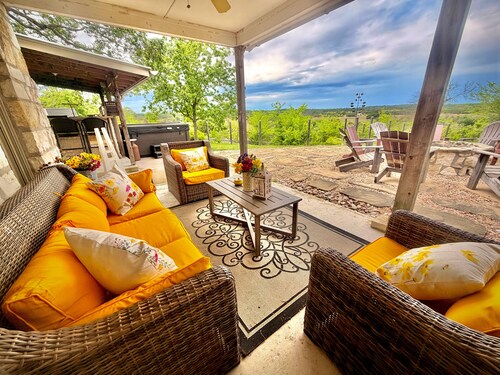     Private Hilltop Farmhouse with Stunning Views, Petting Zoo Animals & Hot Tub