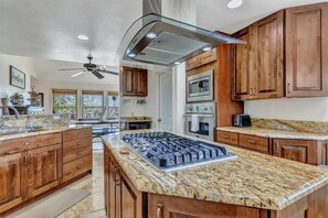 冷蔵庫、電子レンジ、オーブン、コンロ