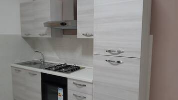 Kühlschrank, Ofen, Herdplatte, Wasserkocher mit Kaffee-/Teezubehör