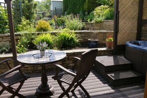 Terrace/patio - The Granary with hot tub - 2 miles from Skipton (Skipton)