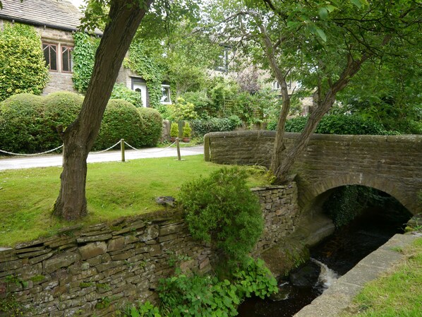 Property grounds - The Granary with hot tub - 2 miles from Skipton (Skipton)